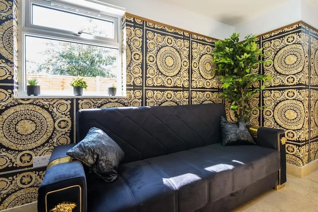 Luxury Versace 2 Bed, Hot Tub, Pool Table, Sky Tv London 0*,
