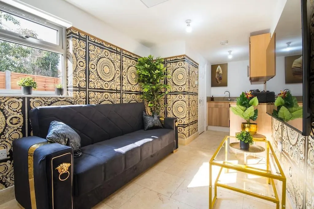 Luxury Versace 2 Bed, Hot Tub, Pool Table, Sky Tv London 0*,