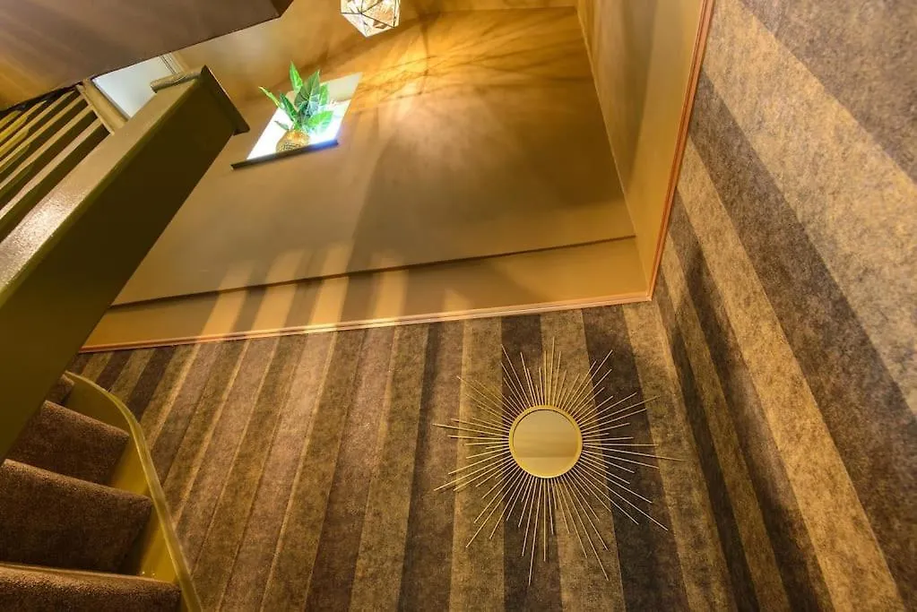 Luxury Versace 2 Bed, Hot Tub, Pool Table, Sky Tv London Apartment