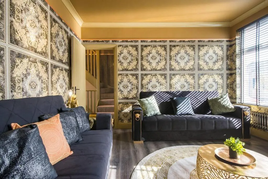 Luxury Versace 2 Bed, Hot Tub, Pool Table, Sky Tv London