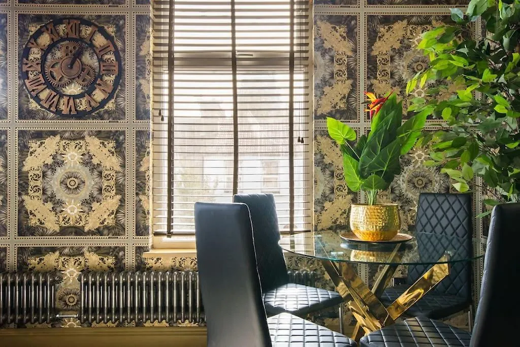 Apartment Luxury Versace 2 Bed, Hot Tub, Pool Table, Sky Tv London