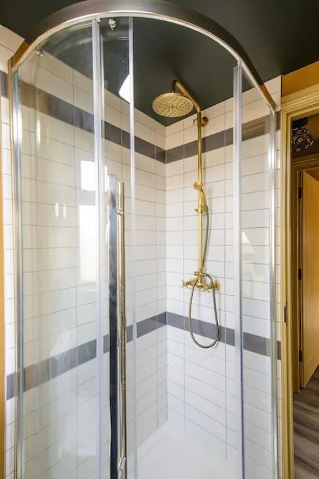 Luxury Versace 2 Bed, Hot Tub, Pool Table, Sky Tv London United Kingdom