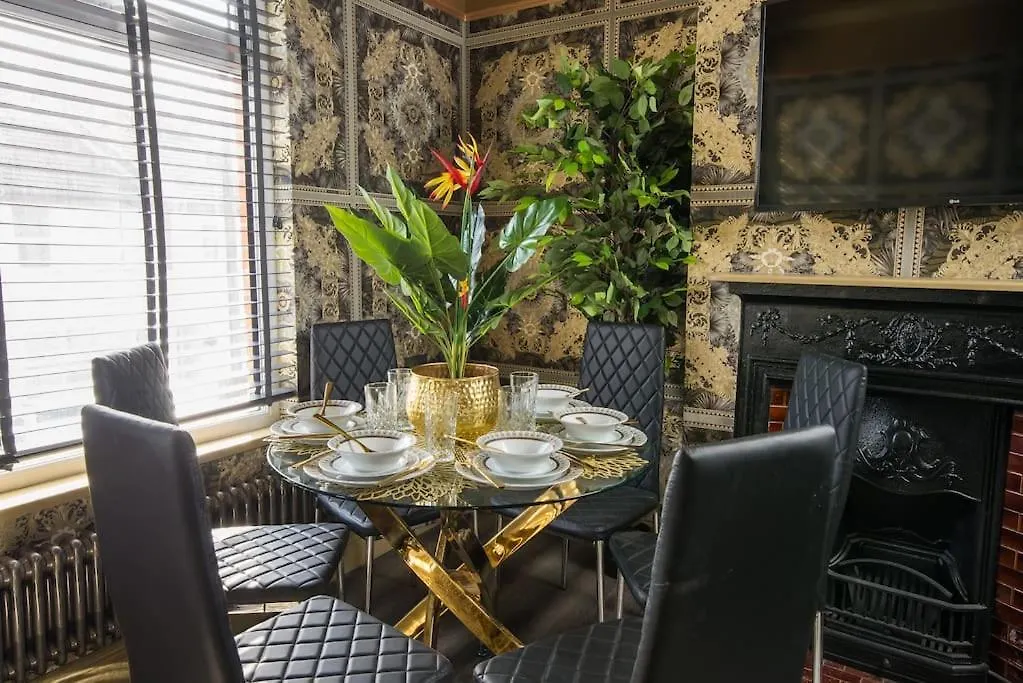 Luxury Versace 2 Bed, Hot Tub, Pool Table, Sky Tv London United Kingdom
