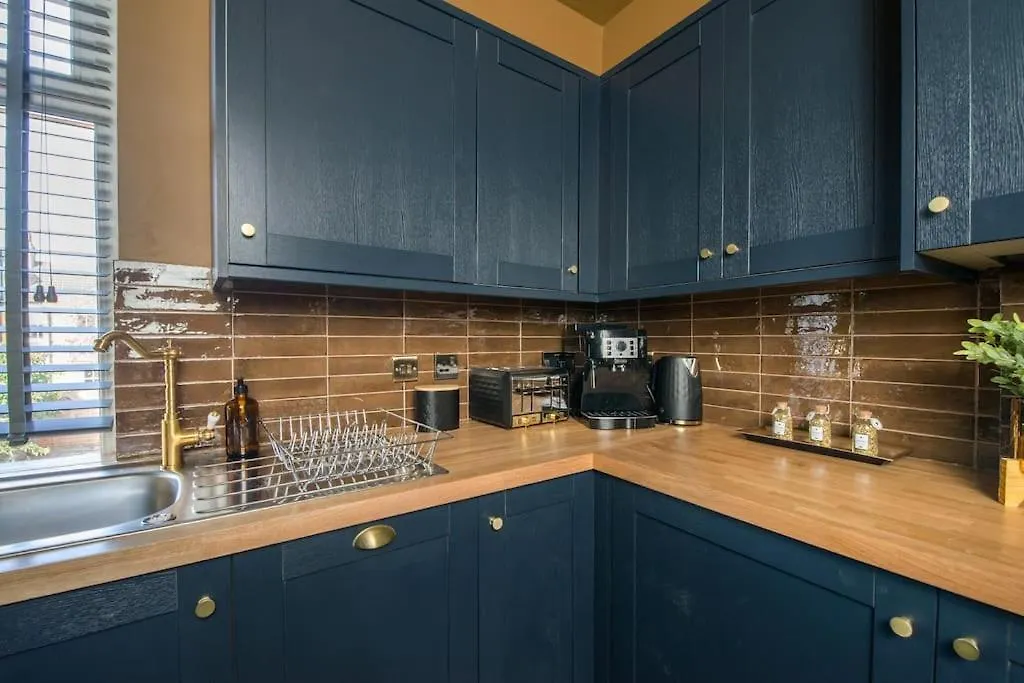 Luxury Versace 2 Bed, Hot Tub, Pool Table, Sky Tv London Apartment