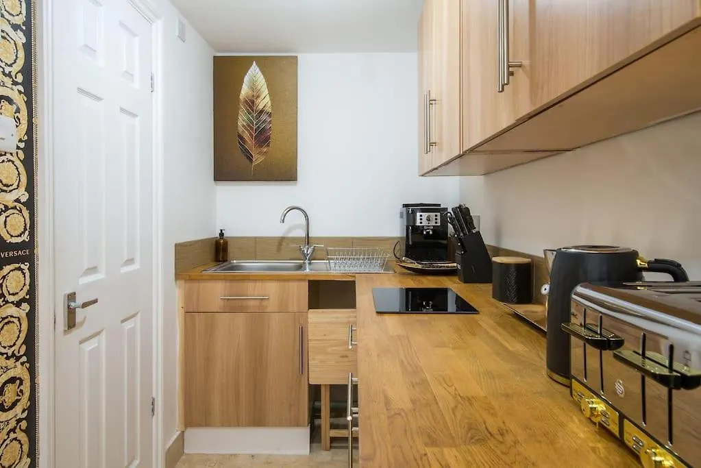 Luxury Versace 2 Bed, Hot Tub, Pool Table, Sky Tv London 0*,