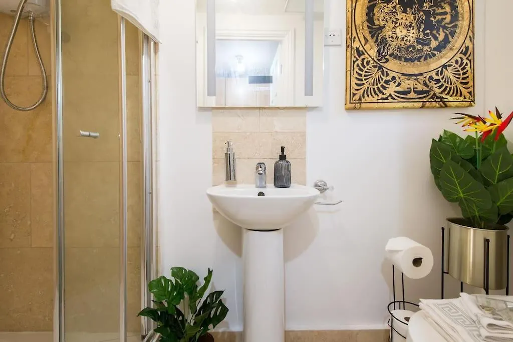 Apartment Luxury Versace 2 Bed, Hot Tub, Pool Table, Sky Tv London