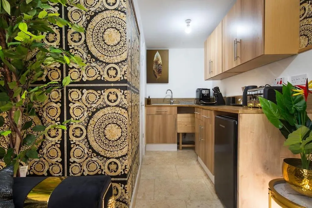 Apartment Luxury Versace 2 Bed, Hot Tub, Pool Table, Sky Tv London