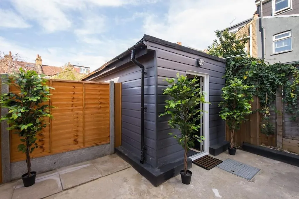 Luxury Versace 2 Bed, Hot Tub, Pool Table, Sky Tv London Apartment
