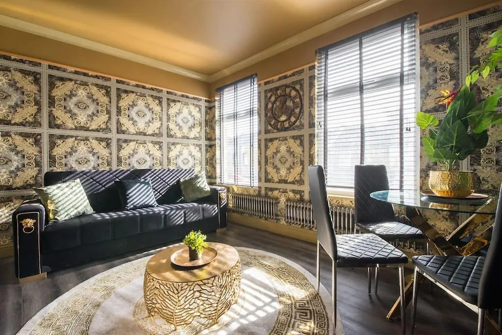 Luxury Versace 2 Bed, Hot Tub, Pool Table, Sky Tv London