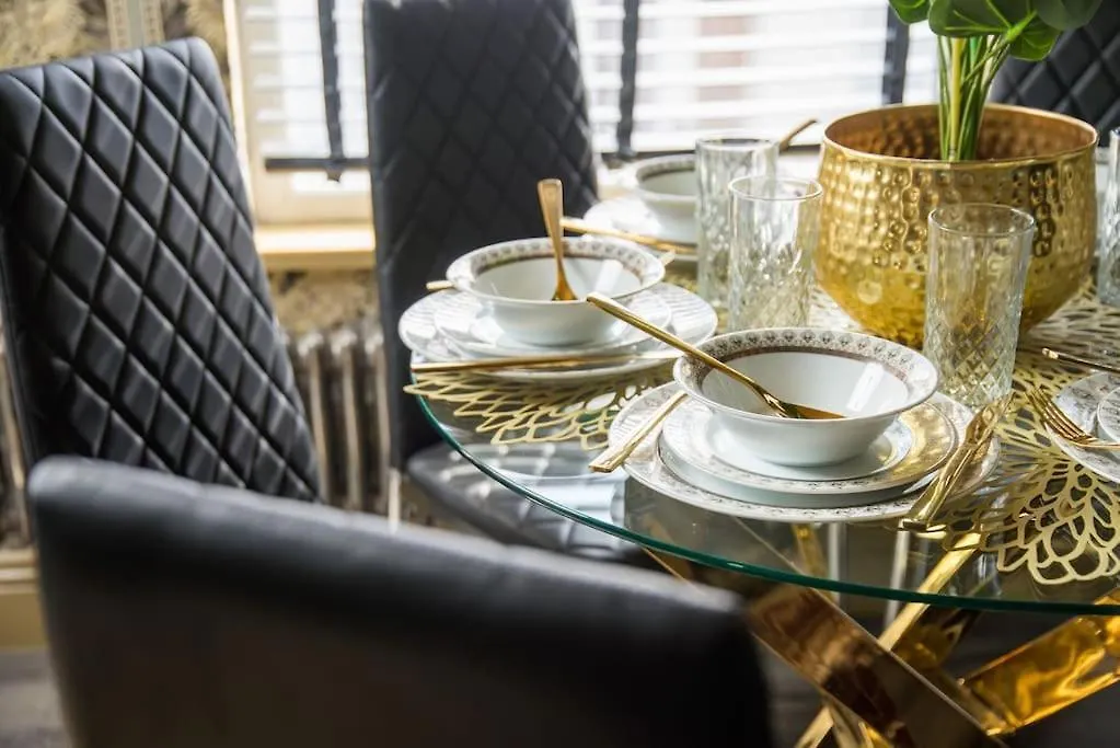 Apartment Luxury Versace 2 Bed, Hot Tub, Pool Table, Sky Tv London