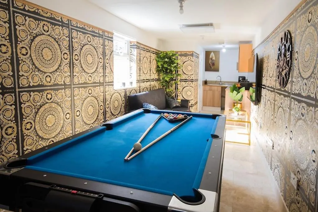 Apartment Luxury Versace 2 Bed, Hot Tub, Pool Table, Sky Tv London United Kingdom
