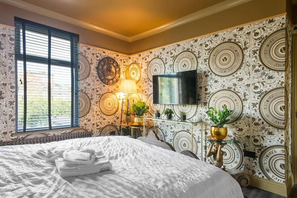 Luxury Versace 2 Bed, Hot Tub, Pool Table, Sky Tv London 0*,  United Kingdom