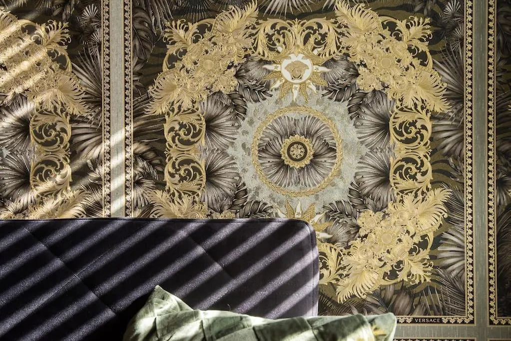 Luxury Versace 2 Bed, Hot Tub, Pool Table, Sky Tv London 0*,