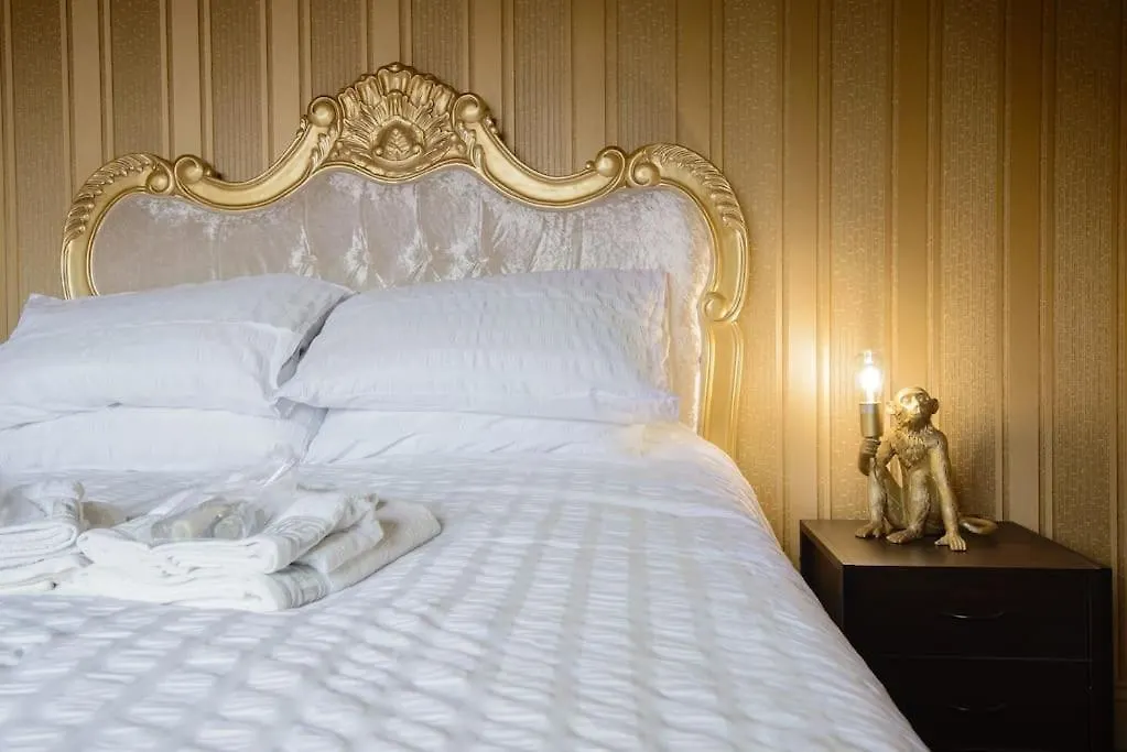 Luxury Versace 2 Bed, Hot Tub, Pool Table, Sky Tv London Apartment