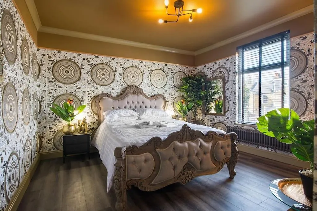 Apartment Luxury Versace 2 Bed, Hot Tub, Pool Table, Sky Tv London United Kingdom
