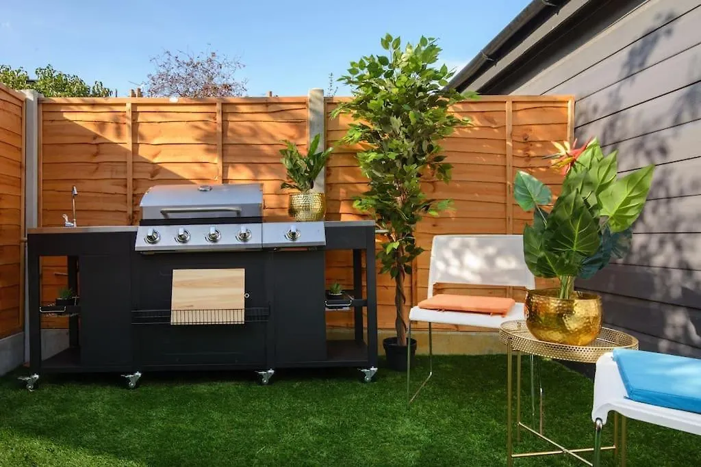 Luxury Versace 2 Bed, Hot Tub, Pool Table, Sky Tv London 0*,  United Kingdom