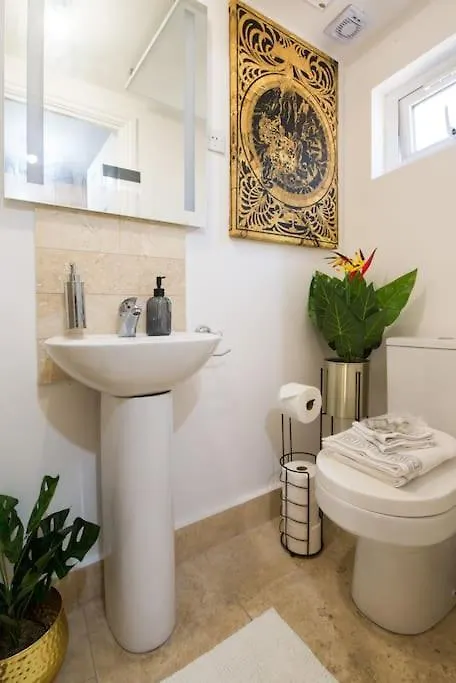 Luxury Versace 2 Bed, Hot Tub, Pool Table, Sky Tv London Apartment