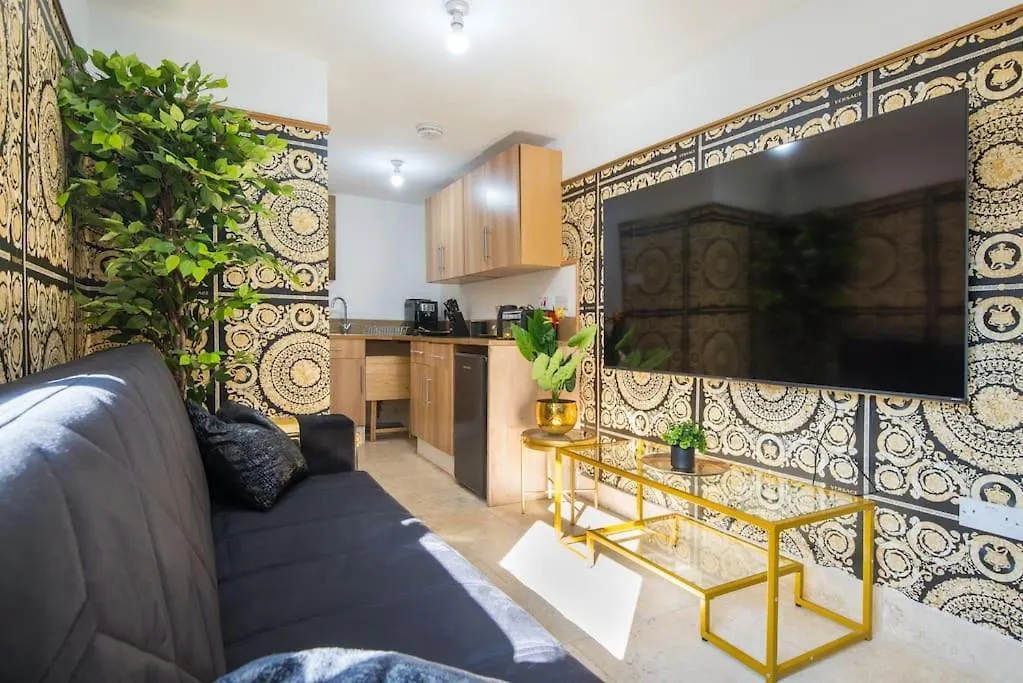 Apartment Luxury Versace 2 Bed, Hot Tub, Pool Table, Sky Tv London