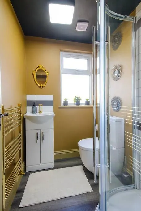 Luxury Versace 2 Bed, Hot Tub, Pool Table, Sky Tv London 0*,  United Kingdom