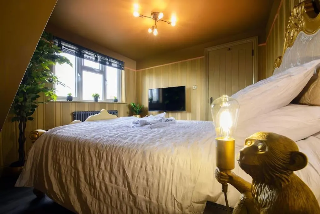 Luxury Versace 2 Bed, Hot Tub, Pool Table, Sky Tv London Apartment