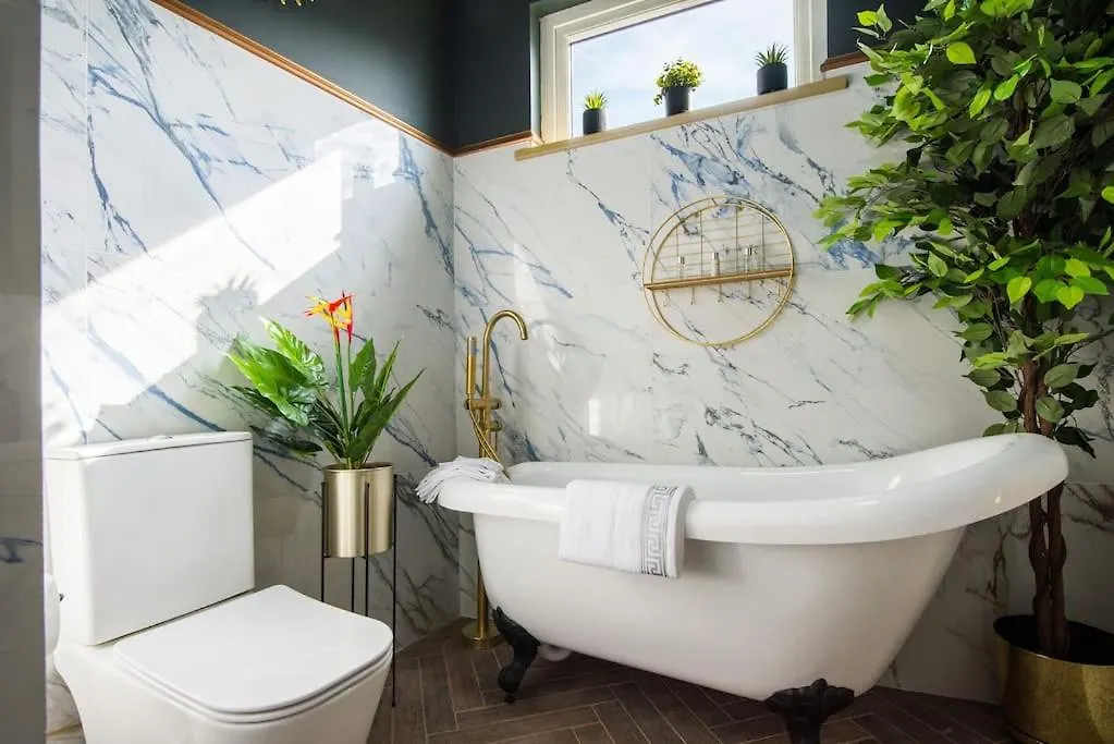 Apartment Luxury Versace 2 Bed, Hot Tub, Pool Table, Sky Tv London