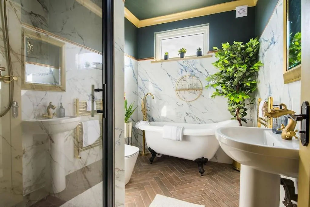 Luxury Versace 2 Bed, Hot Tub, Pool Table, Sky Tv London Apartment