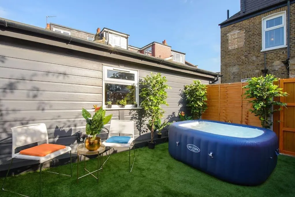 Luxury Versace 2 Bed, Hot Tub, Pool Table, Sky Tv London Apartment