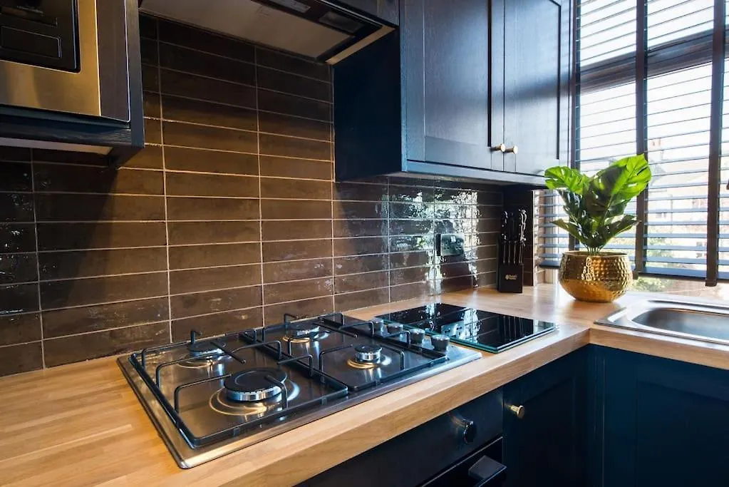 Luxury Versace 2 Bed, Hot Tub, Pool Table, Sky Tv London