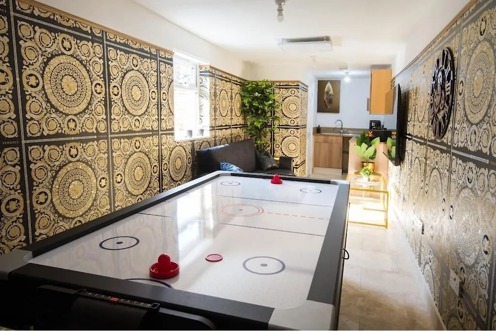 Apartment Luxury Versace 2 Bed, Hot Tub, Pool Table, Sky Tv London