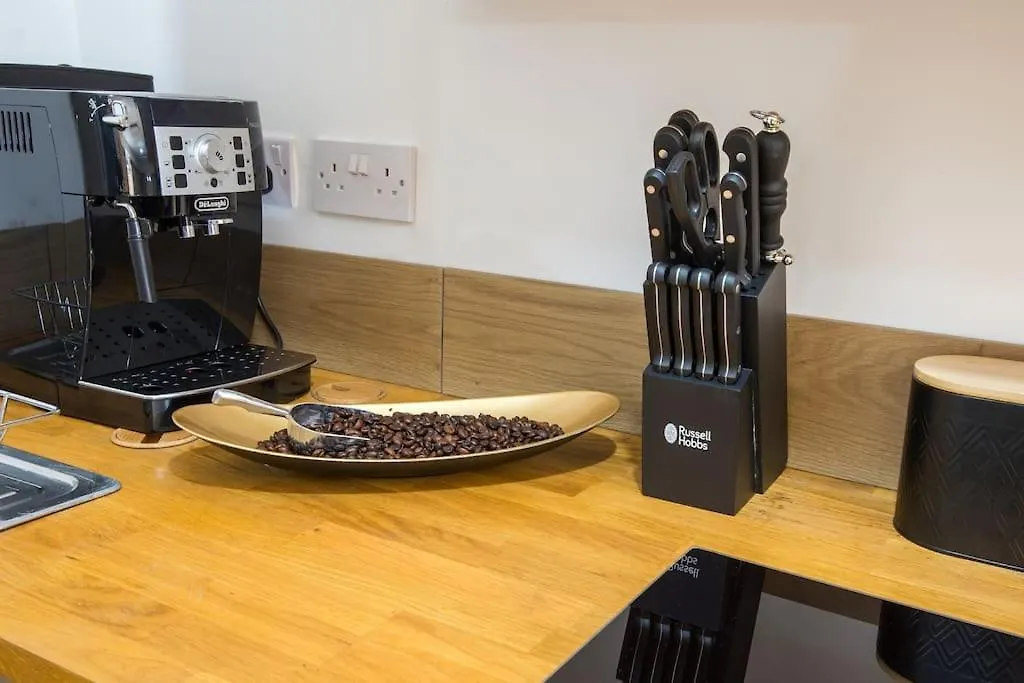 Luxury Versace 2 Bed, Hot Tub, Pool Table, Sky Tv London Apartment