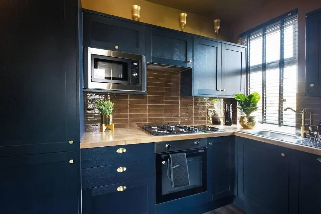 Luxury Versace 2 Bed, Hot Tub, Pool Table, Sky Tv London Apartment
