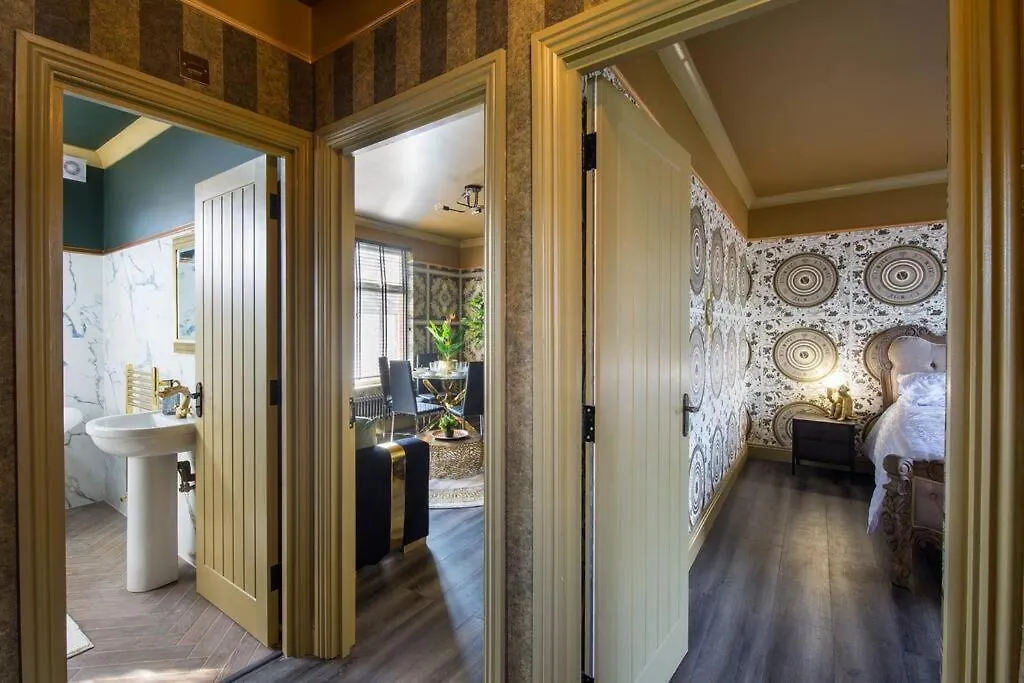 Apartment Luxury Versace 2 Bed, Hot Tub, Pool Table, Sky Tv London