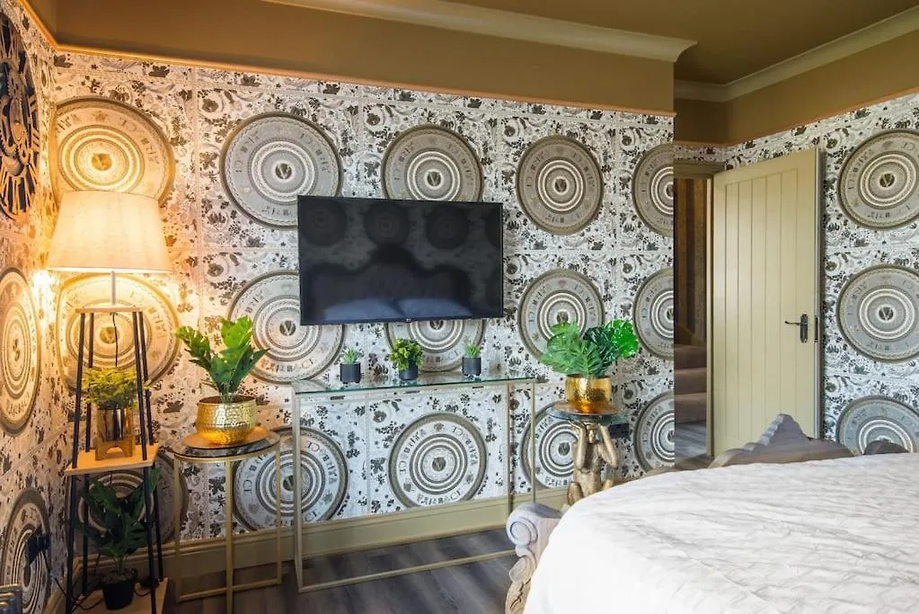 Luxury Versace 2 Bed, Hot Tub, Pool Table, Sky Tv London 0*,  United Kingdom