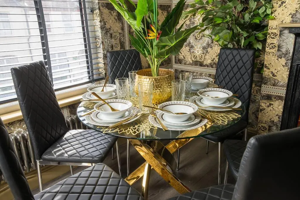 Luxury Versace 2 Bed, Hot Tub, Pool Table, Sky Tv London