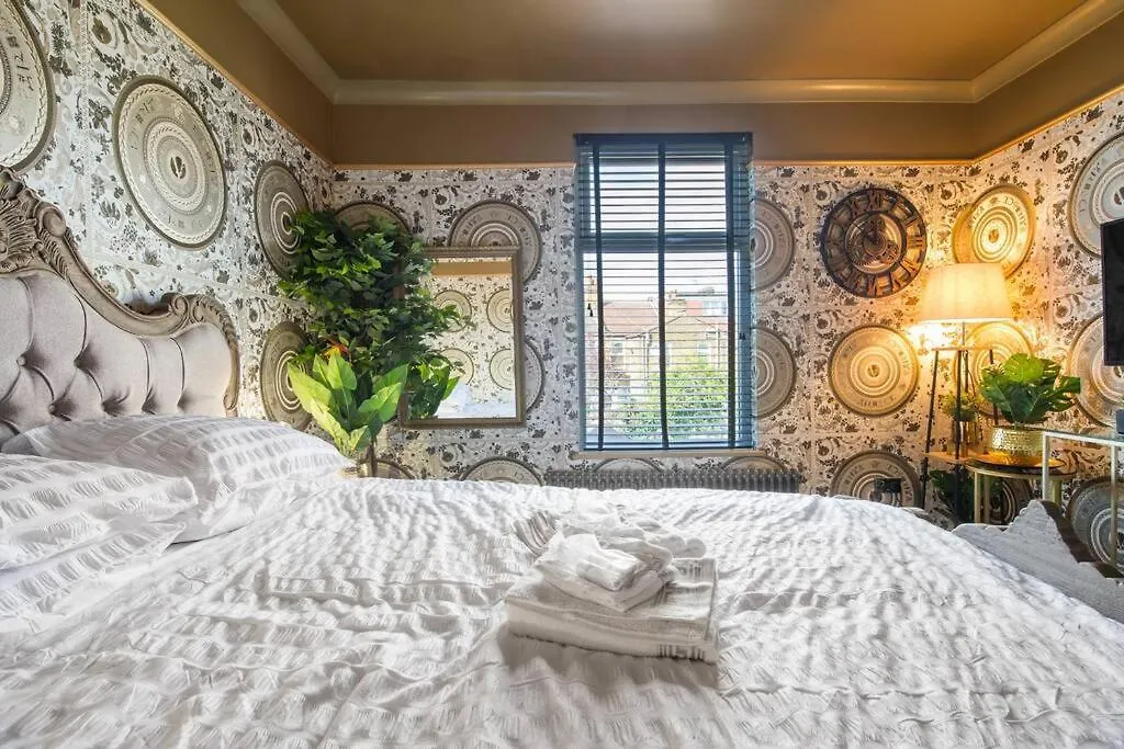 Apartment Luxury Versace 2 Bed, Hot Tub, Pool Table, Sky Tv London United Kingdom