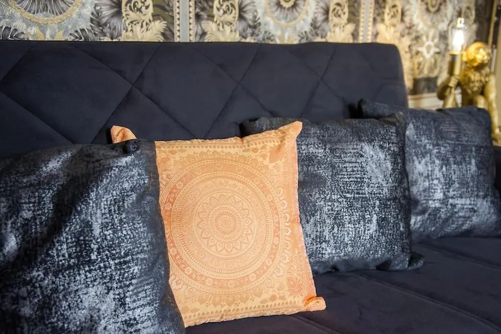 Apartment Luxury Versace 2 Bed, Hot Tub, Pool Table, Sky Tv London